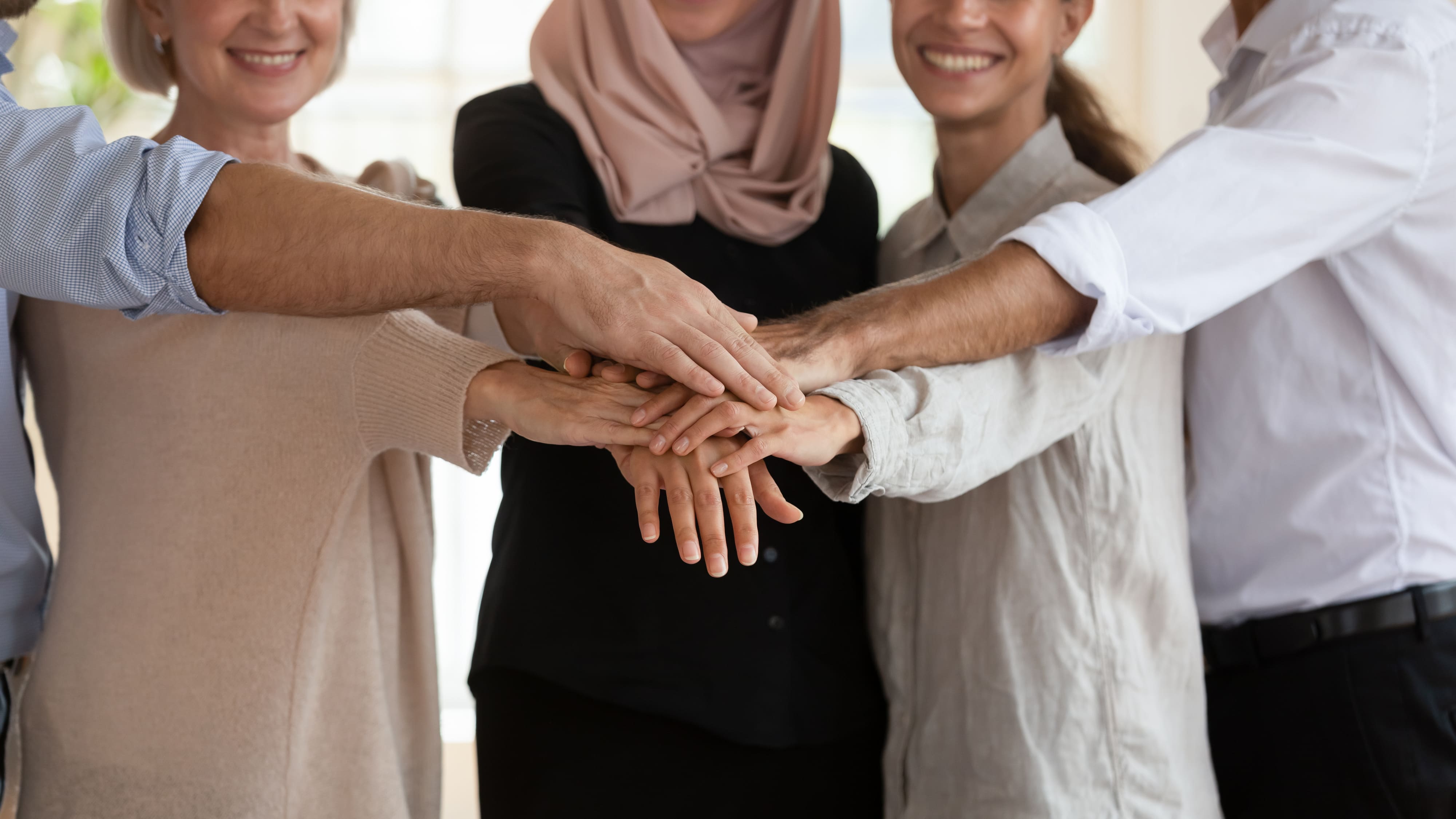 手を合わせている様々な国籍の人々のイメージ図